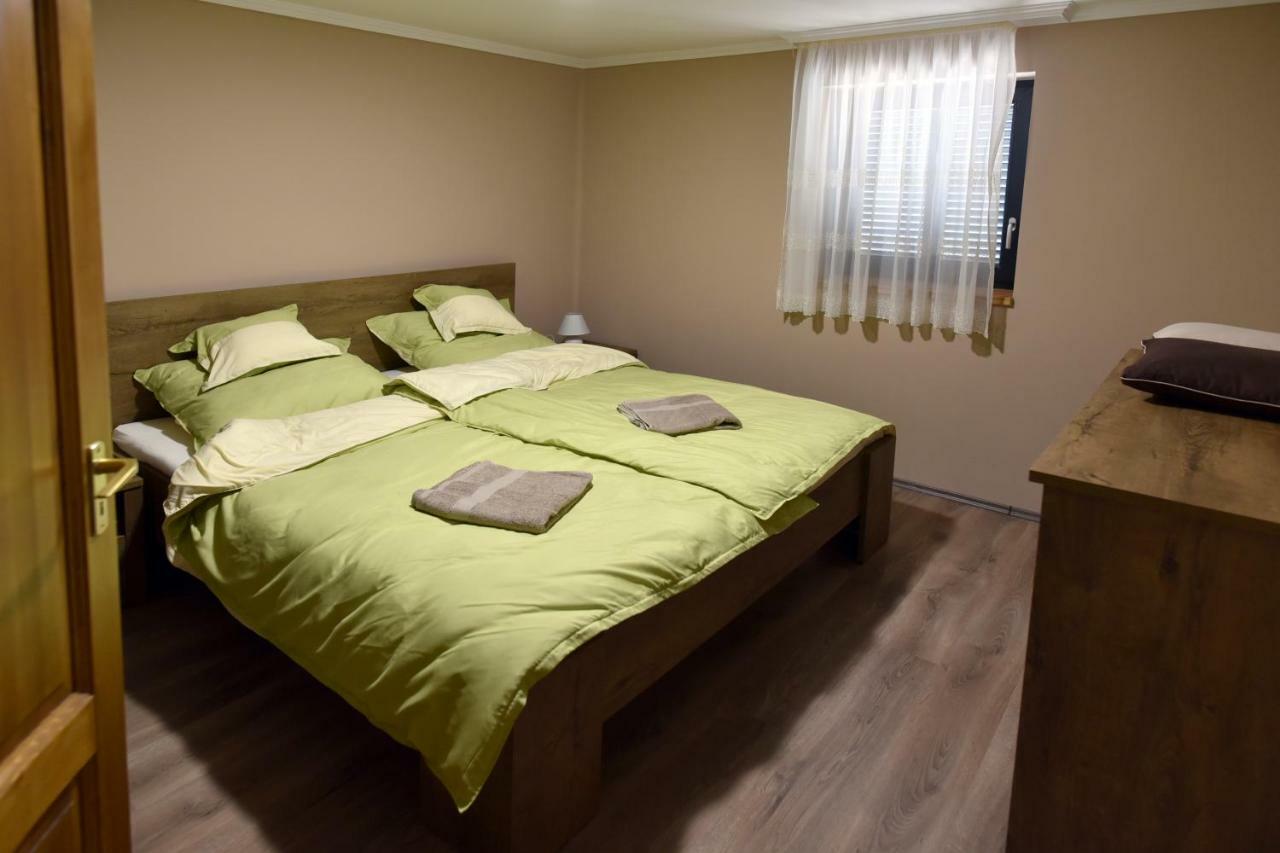 Siraly Apartman Hajdúnánás エクステリア 写真