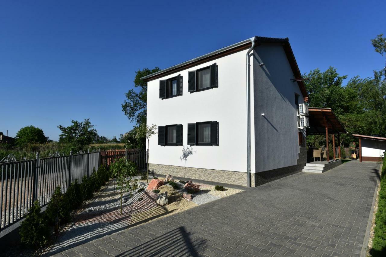 Siraly Apartman Hajdúnánás エクステリア 写真